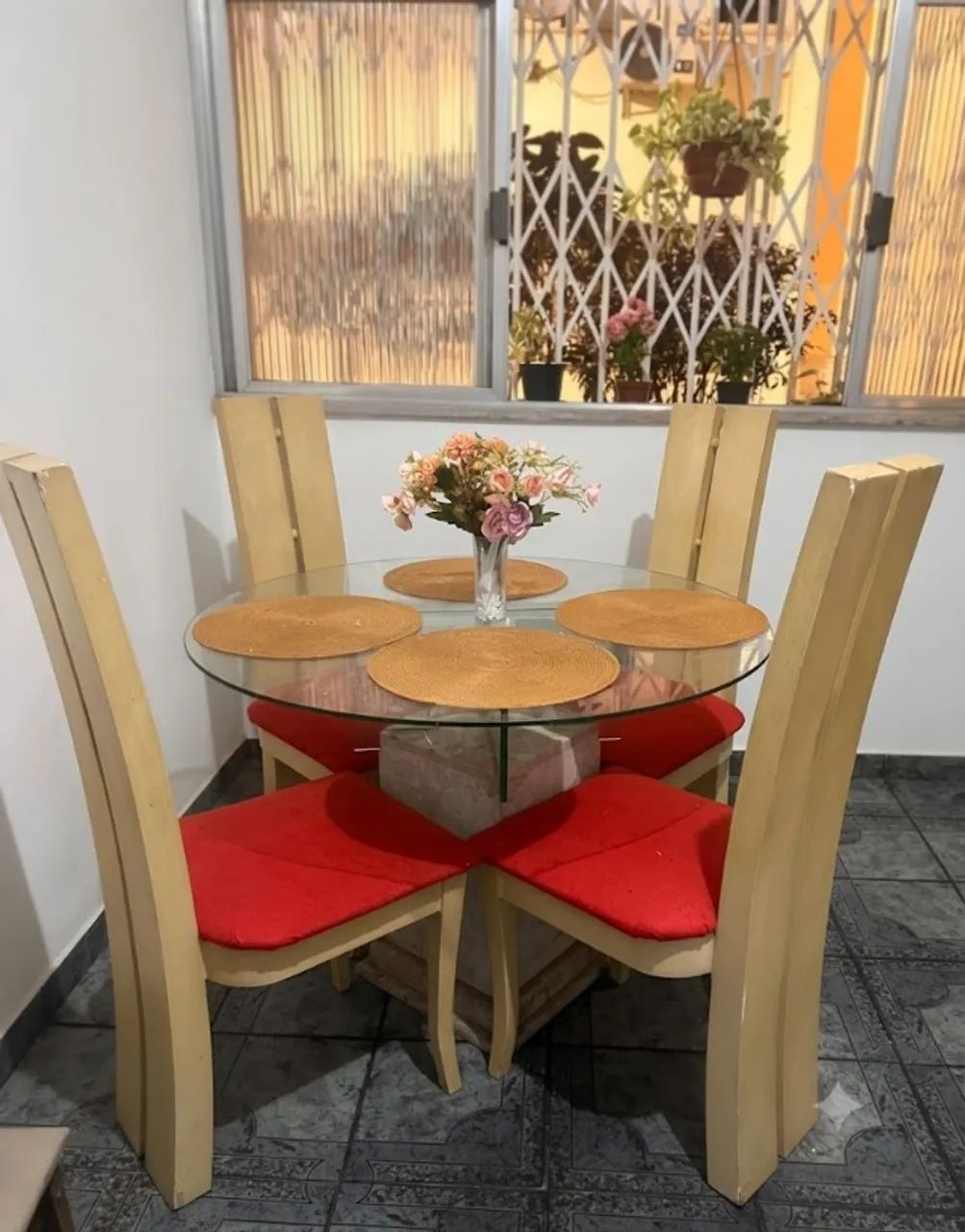 mesa com tampo de vidro e base em mármore