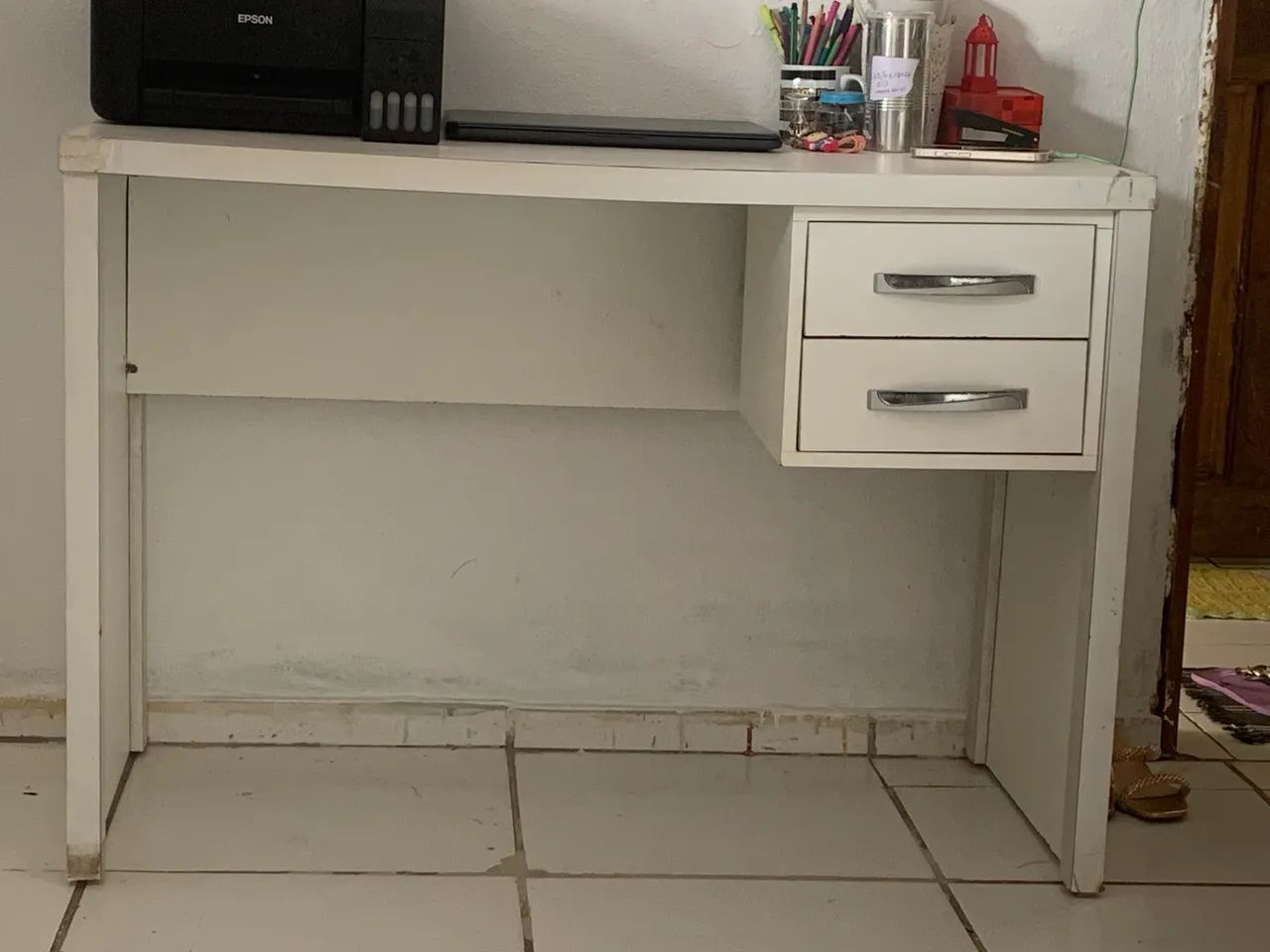 Escrivaninha com gaveta 