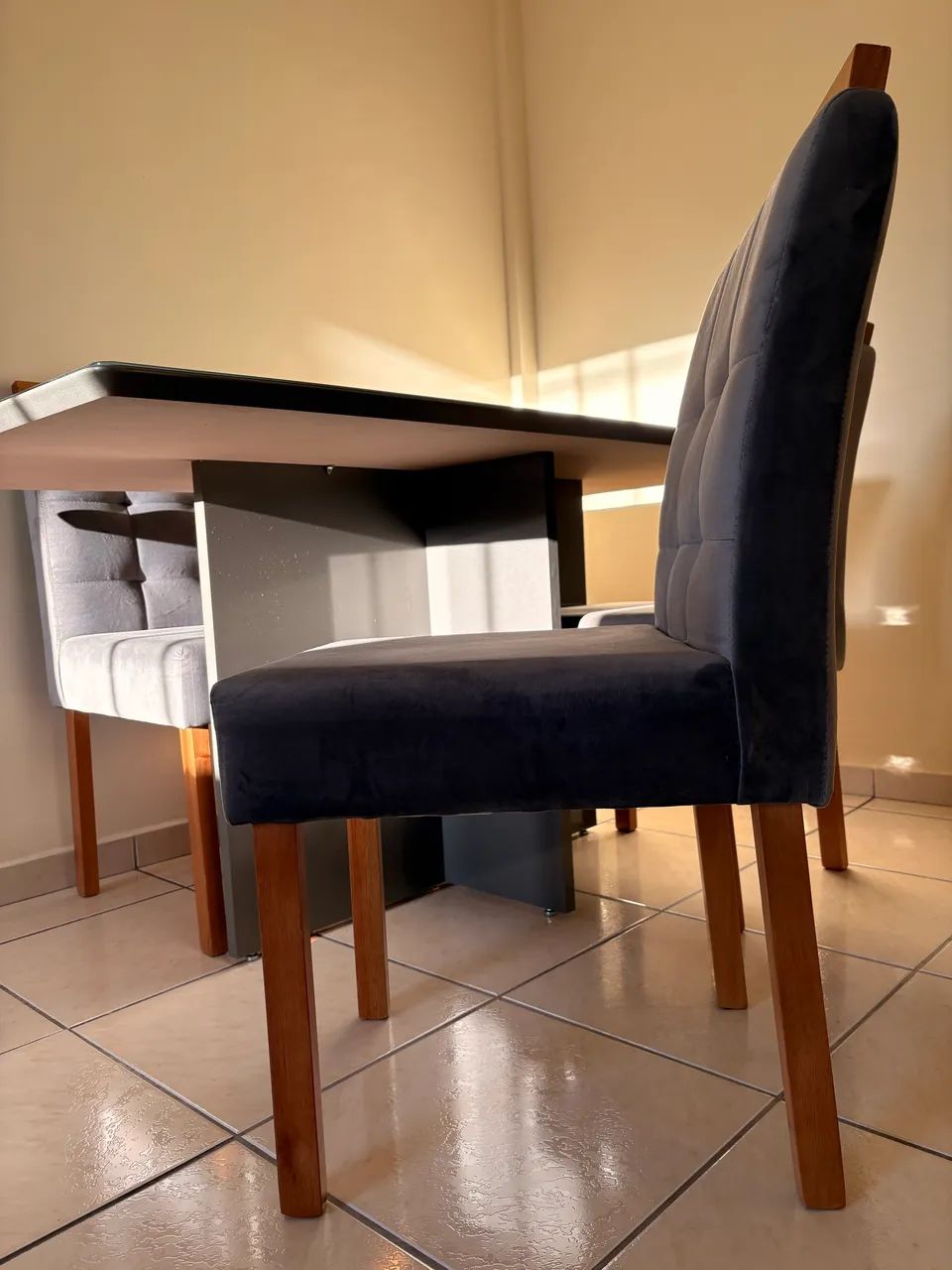 Mesa com tapão de vidro e quatro cadeiras  - Foto 5