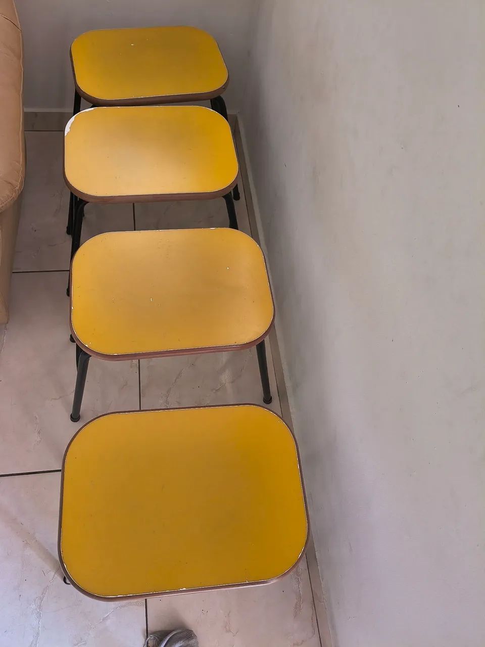 Vende-se uma mesa