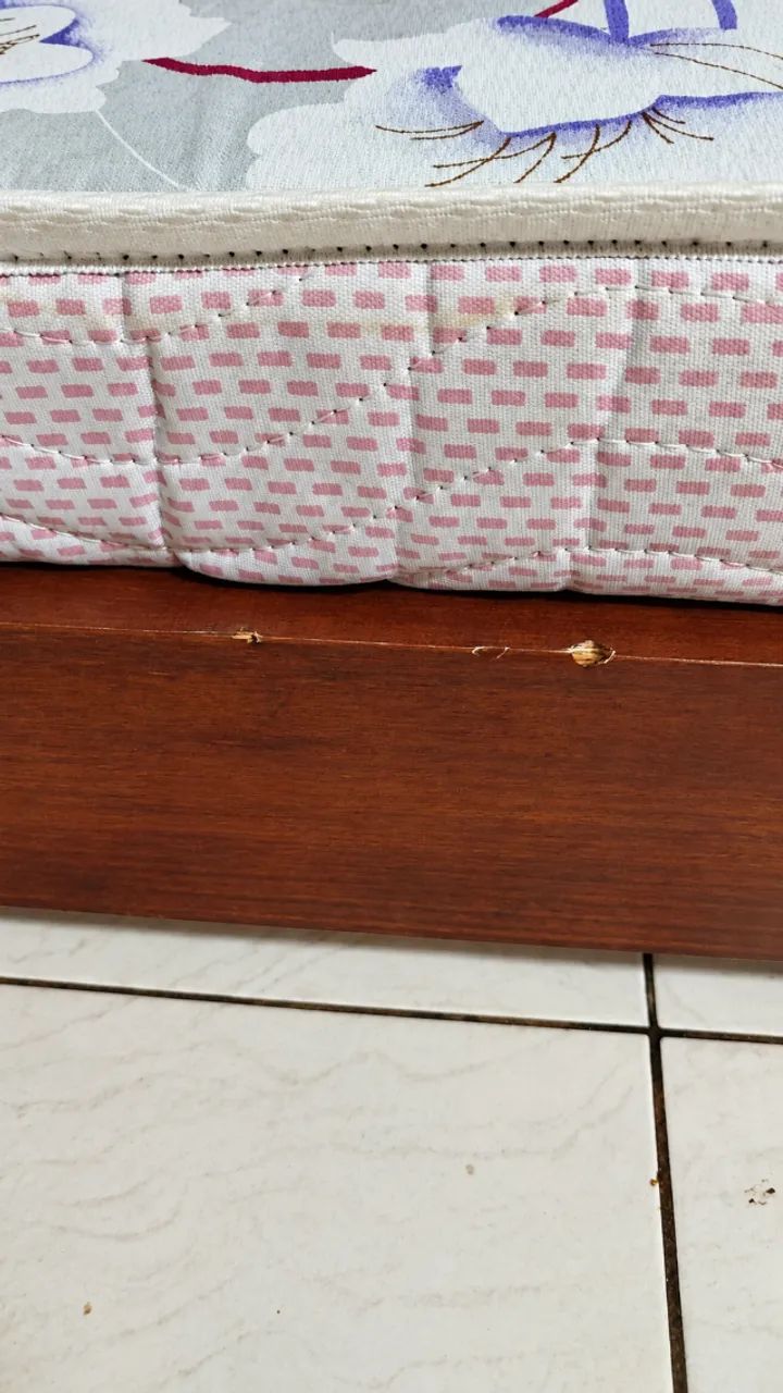 Cama de solteiro de madeira + colchão - R$ 700 - Foto 3