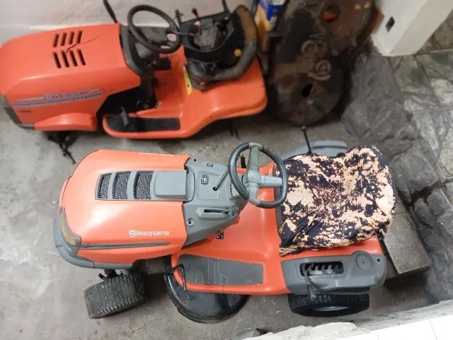 vendo 2 tratoricos cortador de grama Husqvarna, uma para reforma e outro para tirar peças - Foto 2
