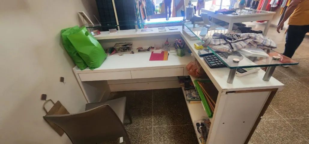 Balcão de loja com vidro e ilha de exposição - Foto 3
