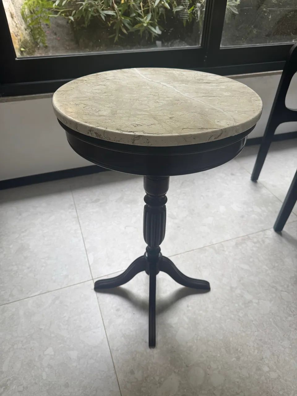 Mesa de redonda com tampo mármore