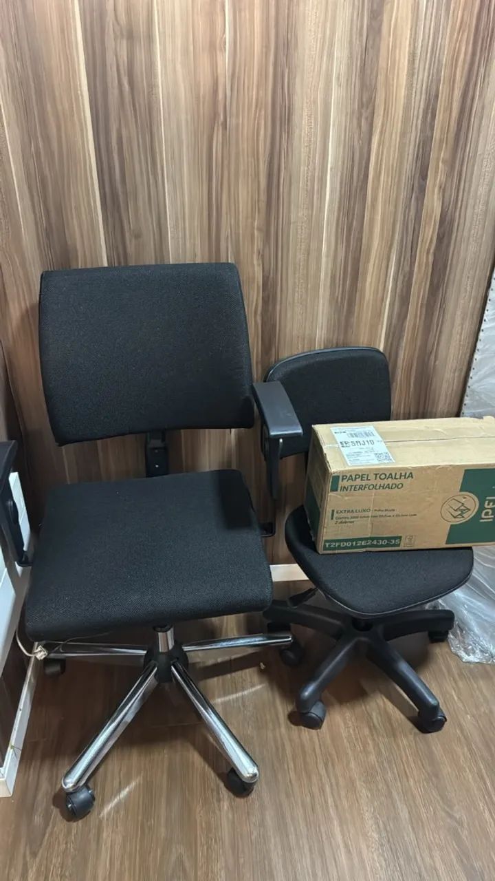 DUAS CADEIRAS DE ESCRITÓRIO