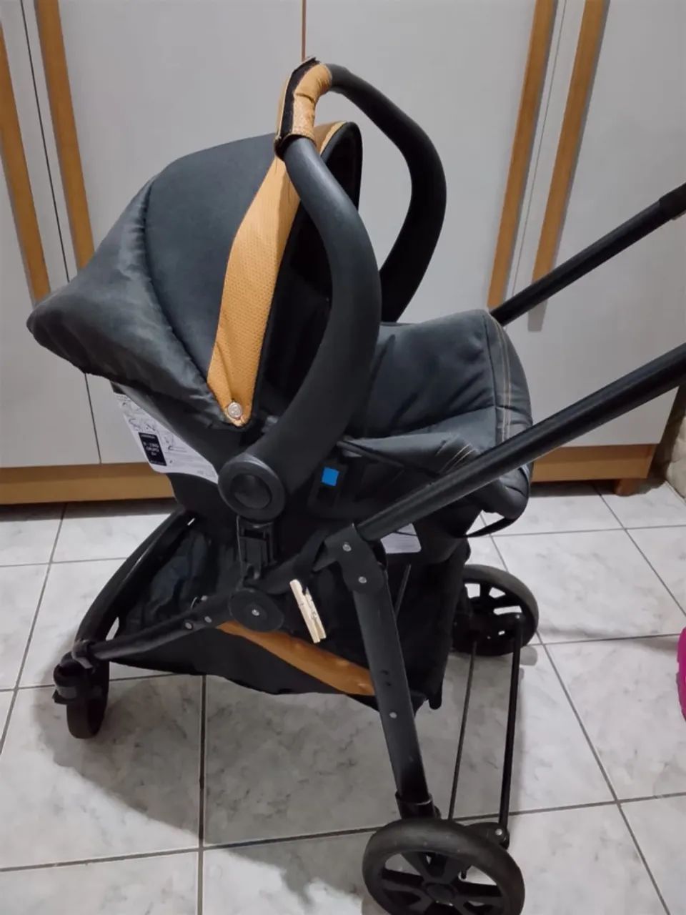 Carrinho de bebê com bebê conforto  - Foto 3