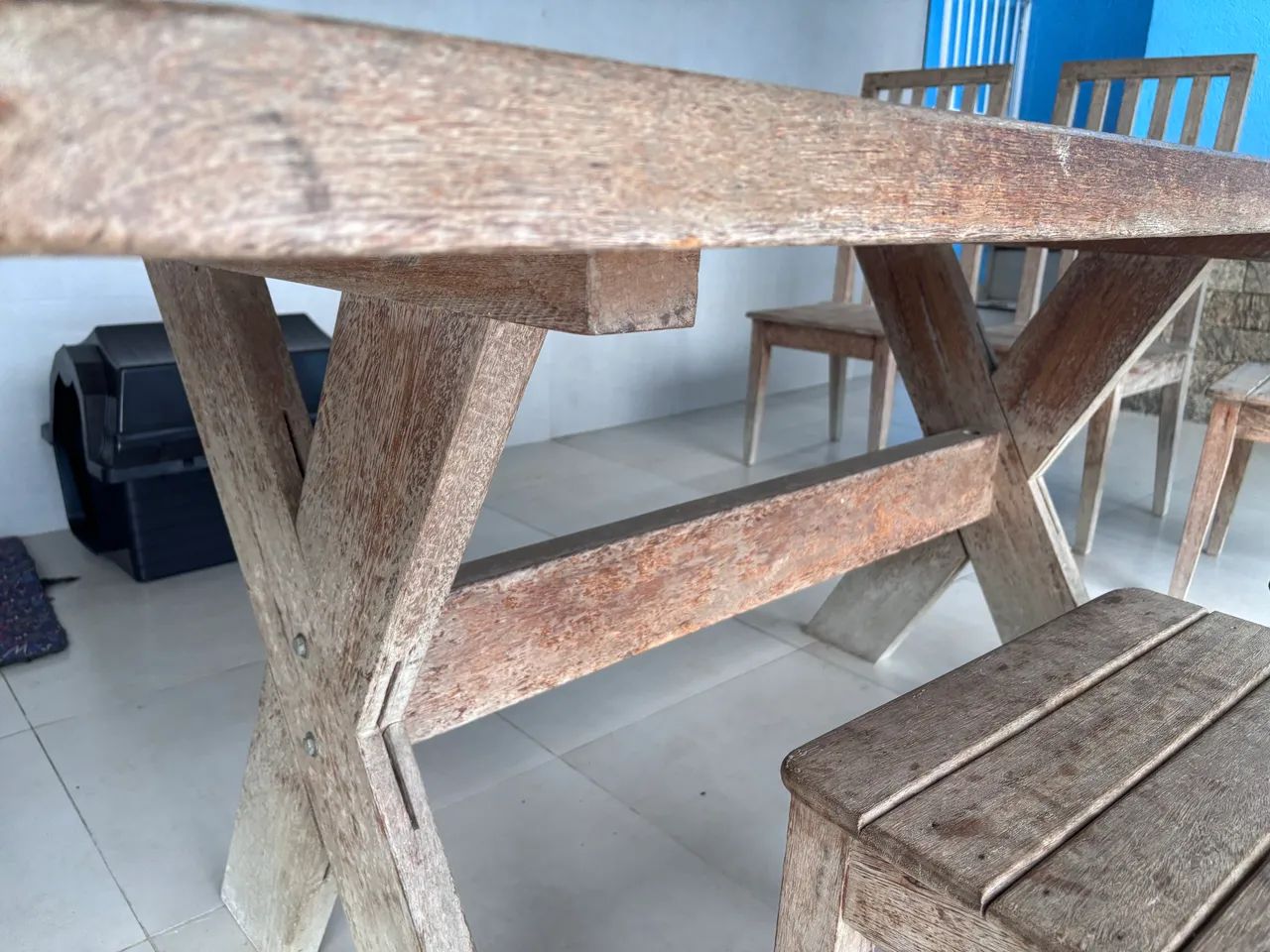 Mesa e cadeiras em madeira maciça  - Foto 2