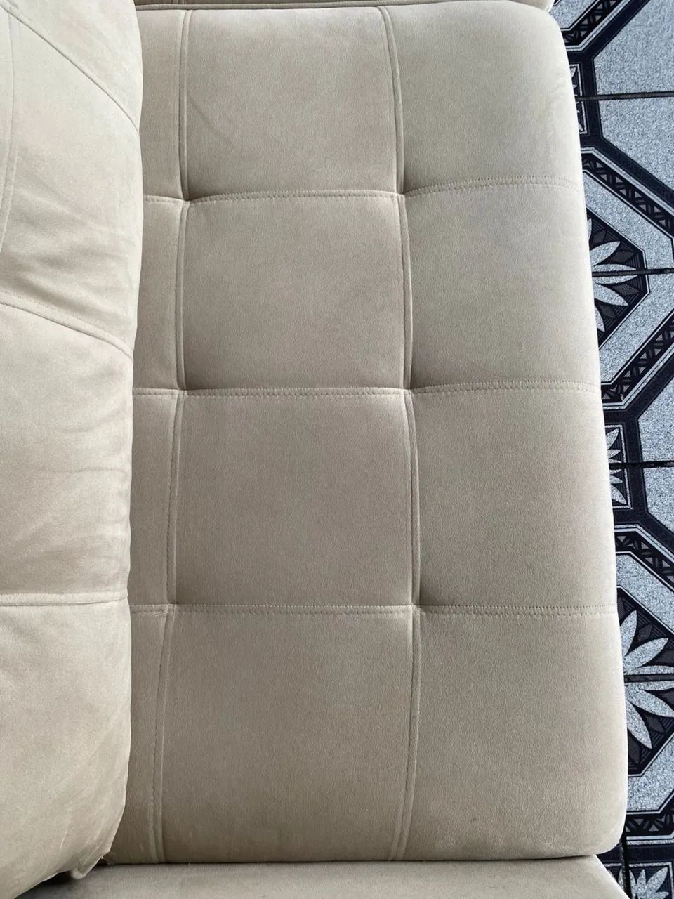 Sofá 3 lugares Suede Bege Muito Lindo - Foto 5