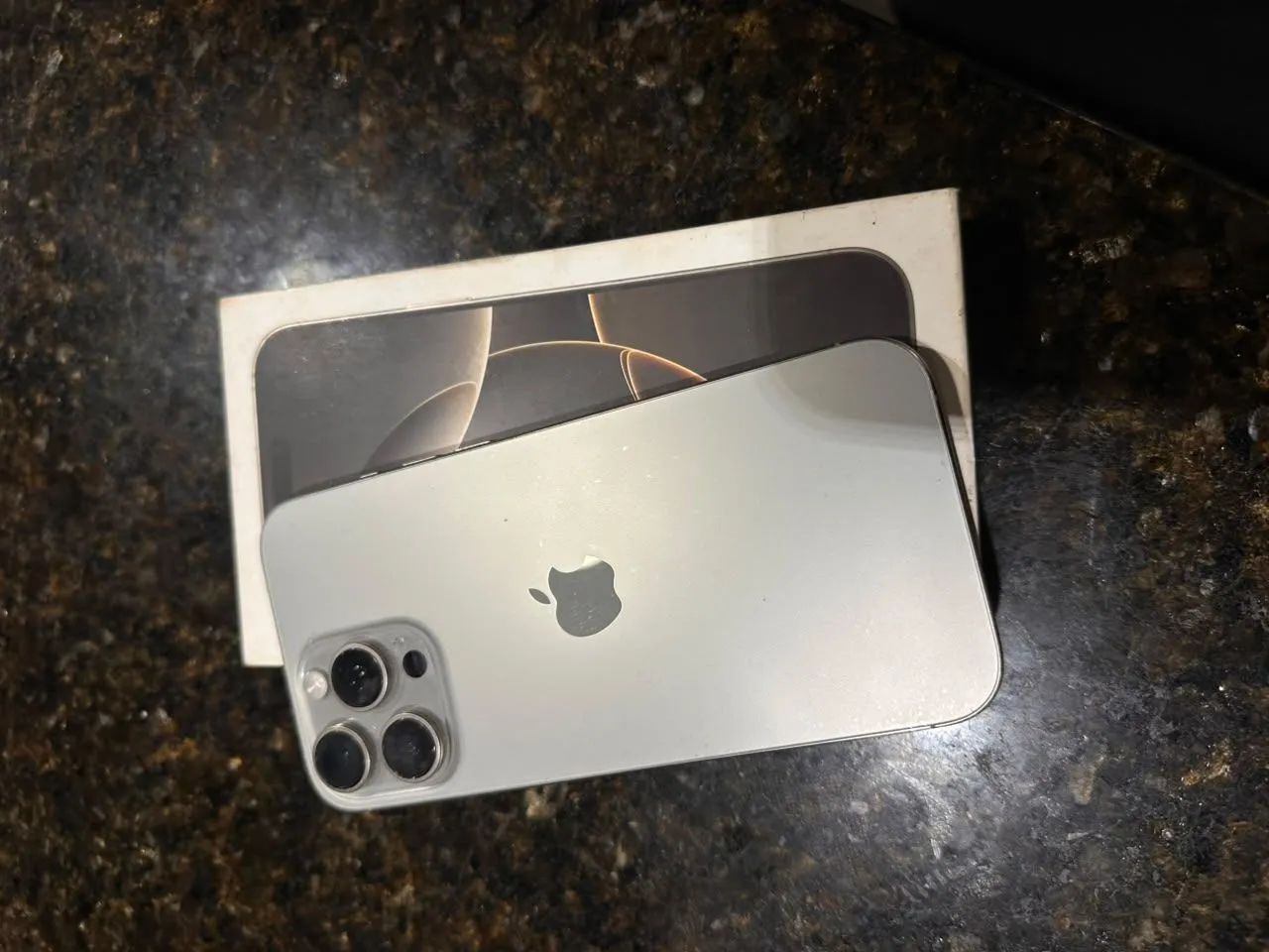 iPhone 16 Pro Max - 94% de bateria - Com caixa - Excelente estado