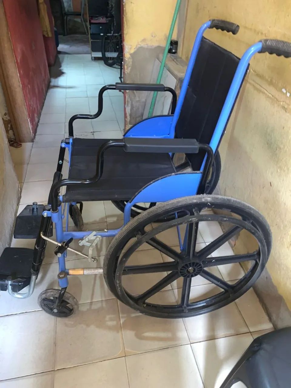 Cadeira de rodas semi nova  - Foto 2