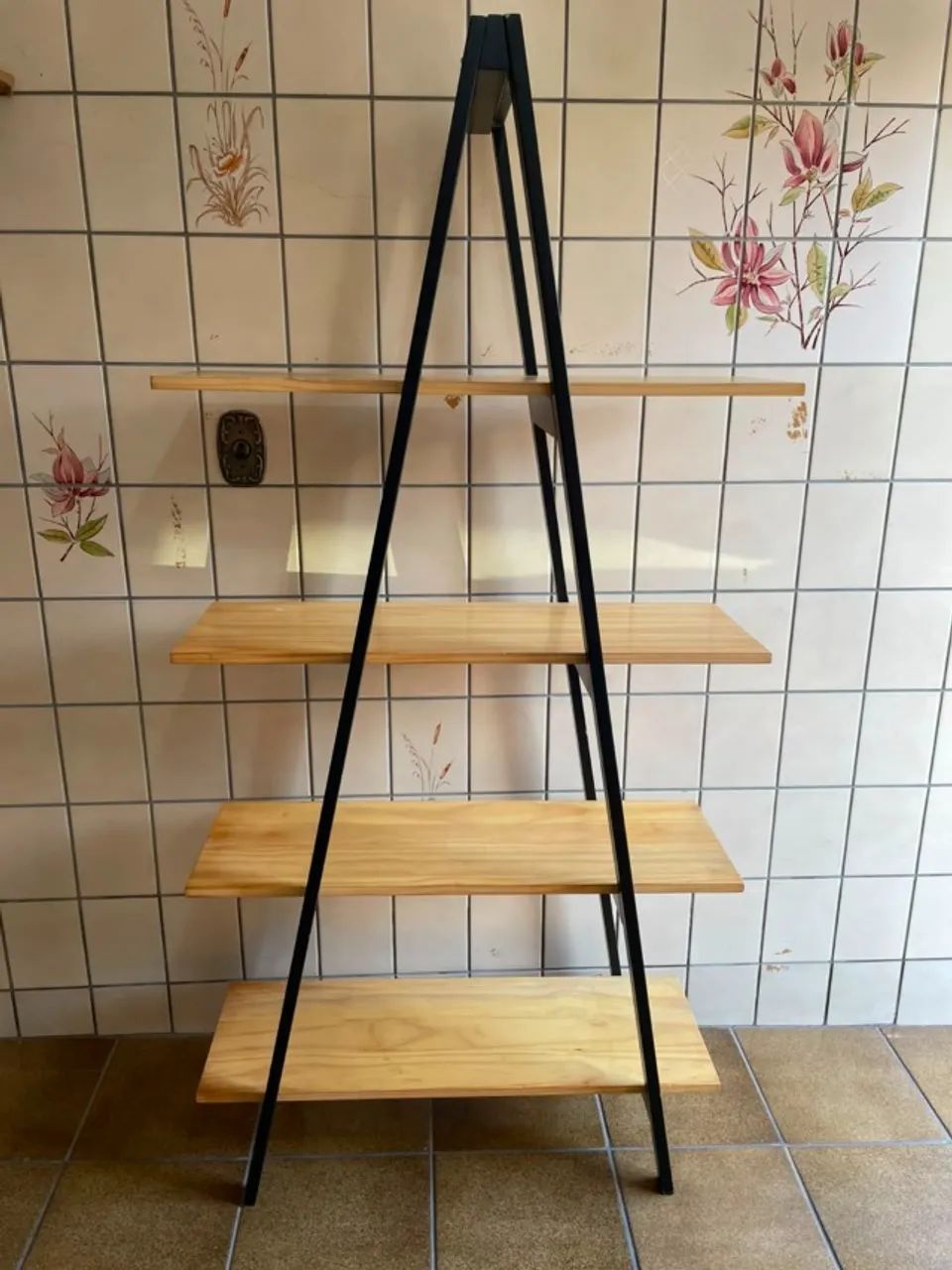 Estante Triangular Stairs da TOKSTOK