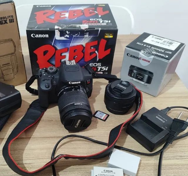 Canon T5i + lente canon 18-55mm com duas baterias + carregador original 