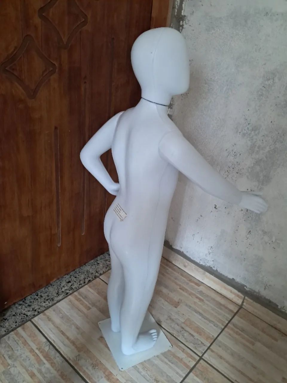 Manequim infantil pose com base - Usado_ semi novo 4/6 anos. - Foto 2