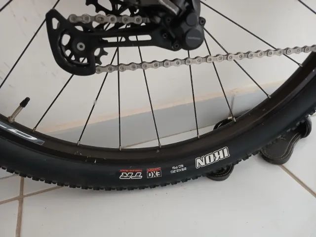Vendo 01 Pneu de MTB Maxxis Ikon 29x2.20 EXO/TR Cor Preto - Foto 6
