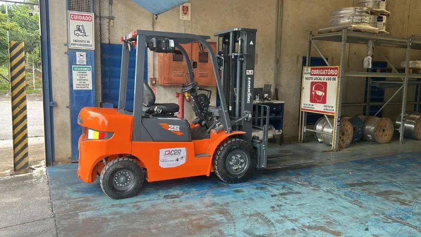 Locação de Empilhadeiras 1.8 Ton. e 2.5 Ton. GLP e Diesel  - Foto 2