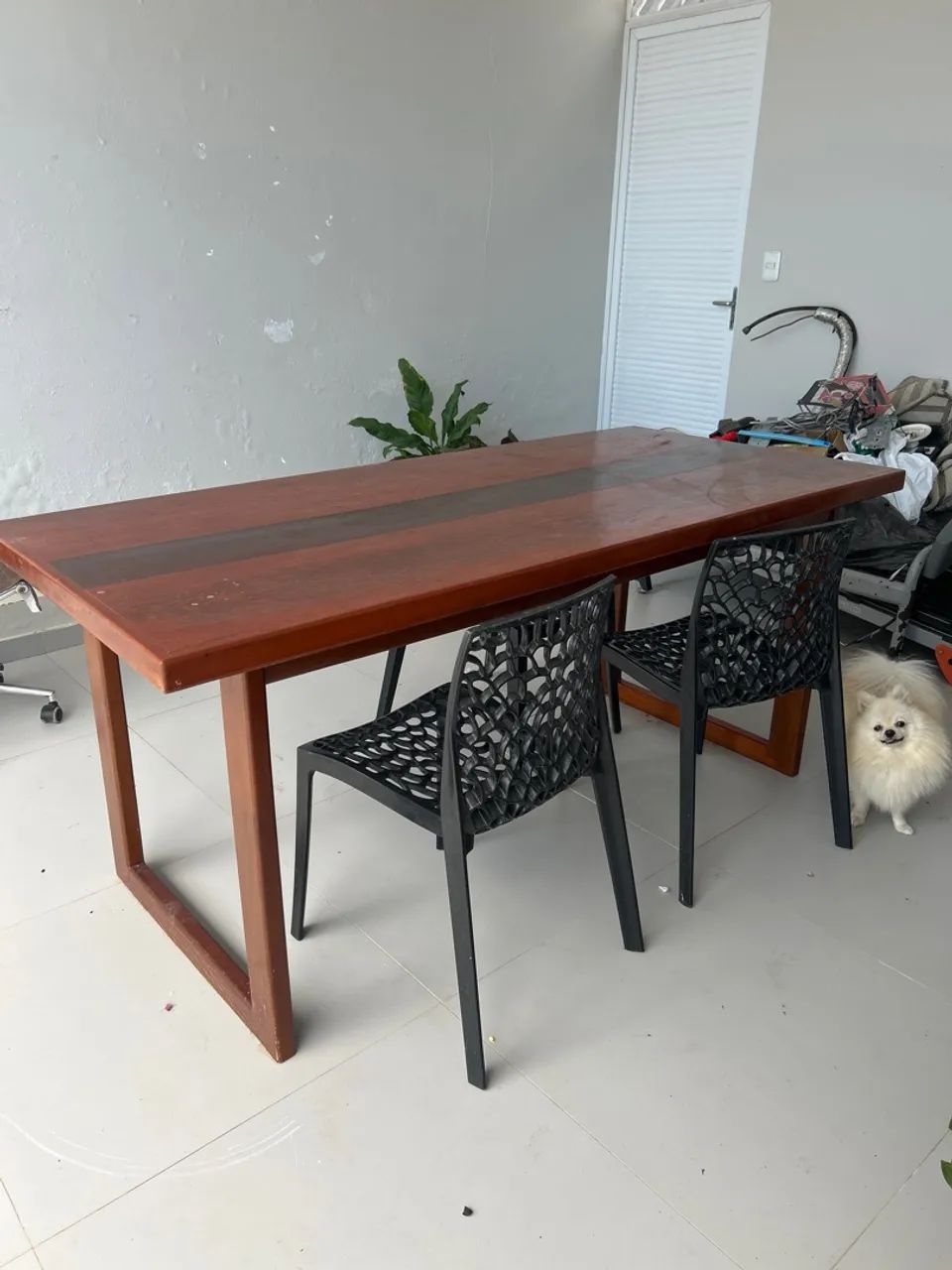Mesa de madeira com 4 cadeiras