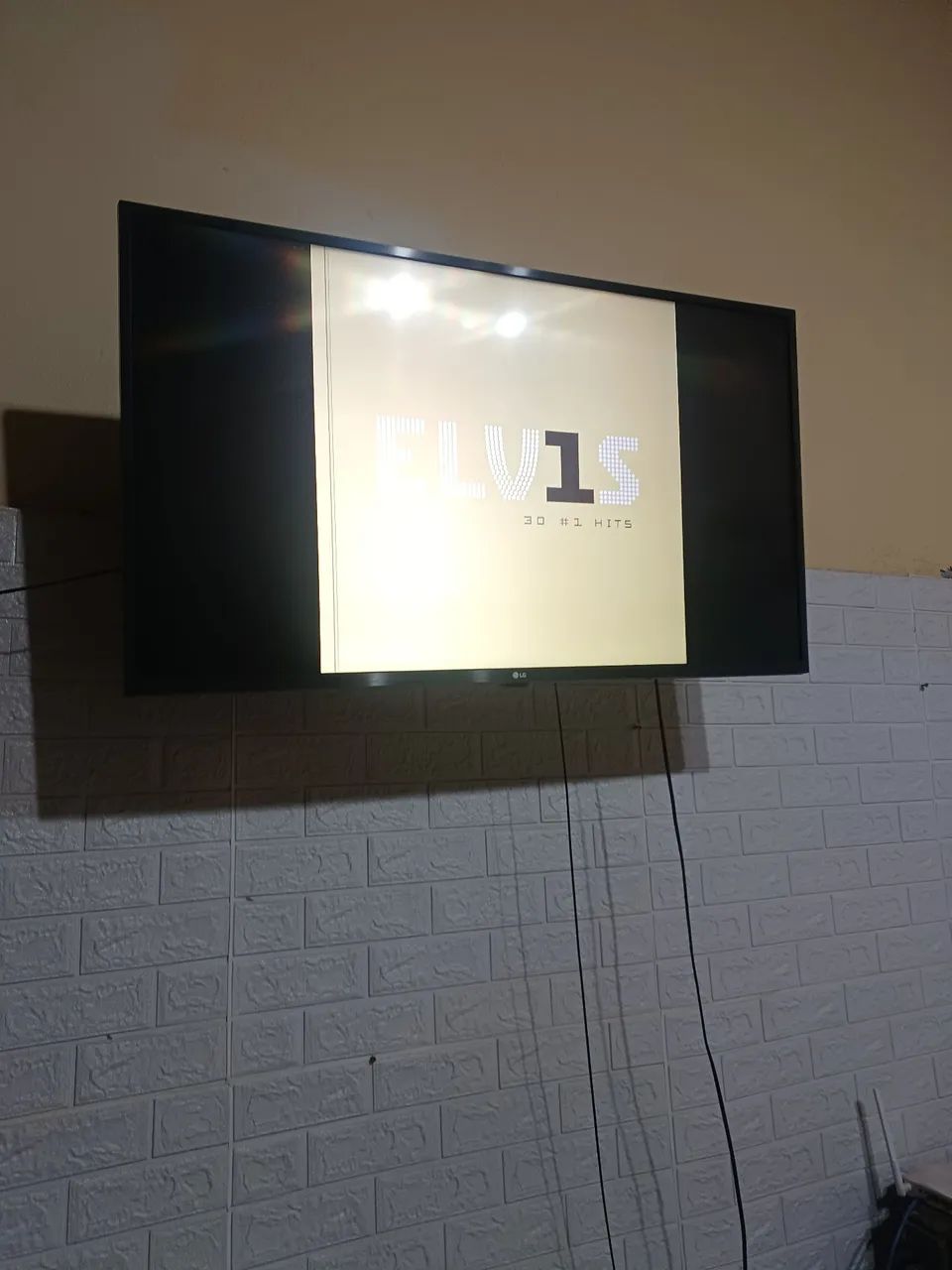 Smart tv 40 polegadas LG , 2 linhas na tela não atrapalha em.nada - Foto 3