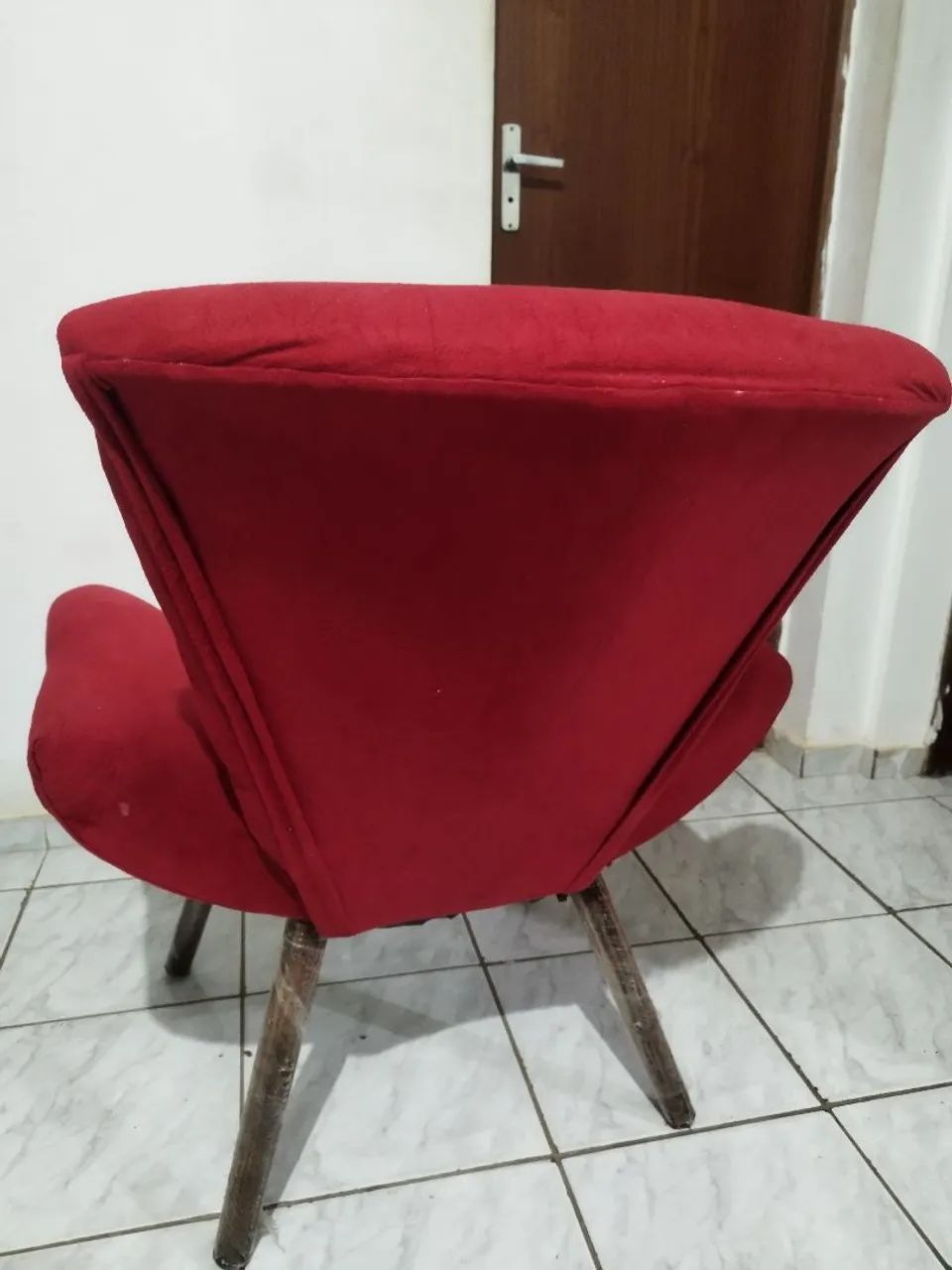 Poltrona estofada vermelha  - Foto 3