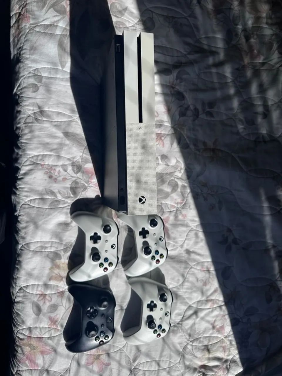 Xbox One S 1tb com 4 controles - Foto 2