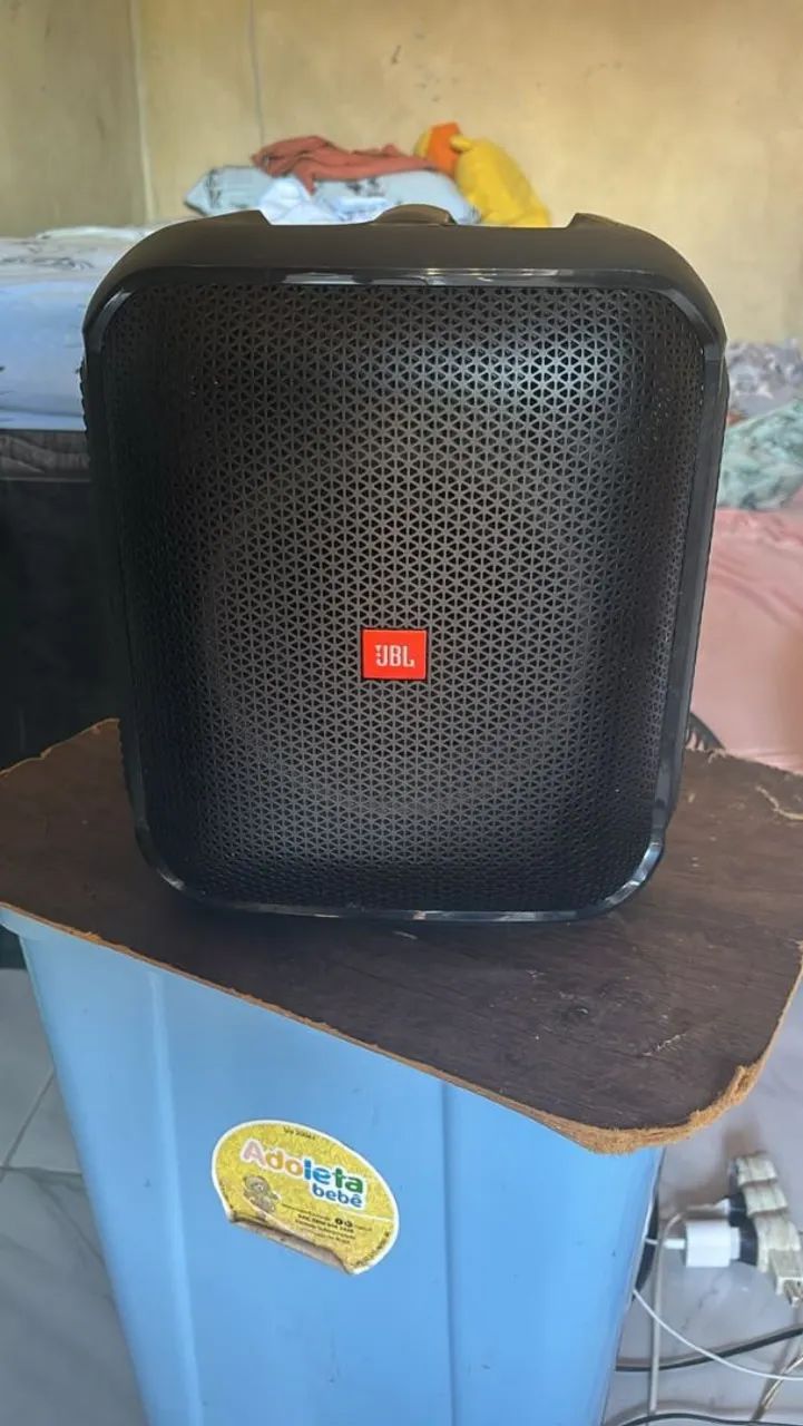 vende-se uma caixa de som JBL original número pra contato *01
