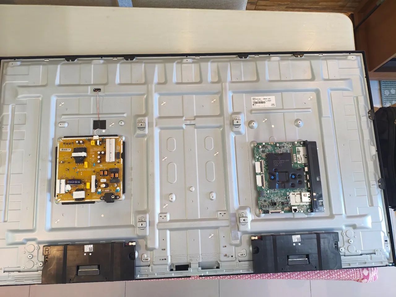 TV LG 55UR8750PSA Para retirar as peças  - Foto 2