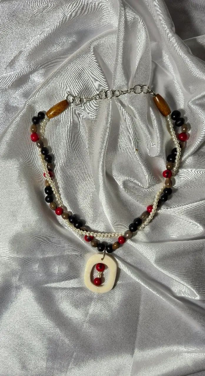 Colar borboleta pavão-escarlate 