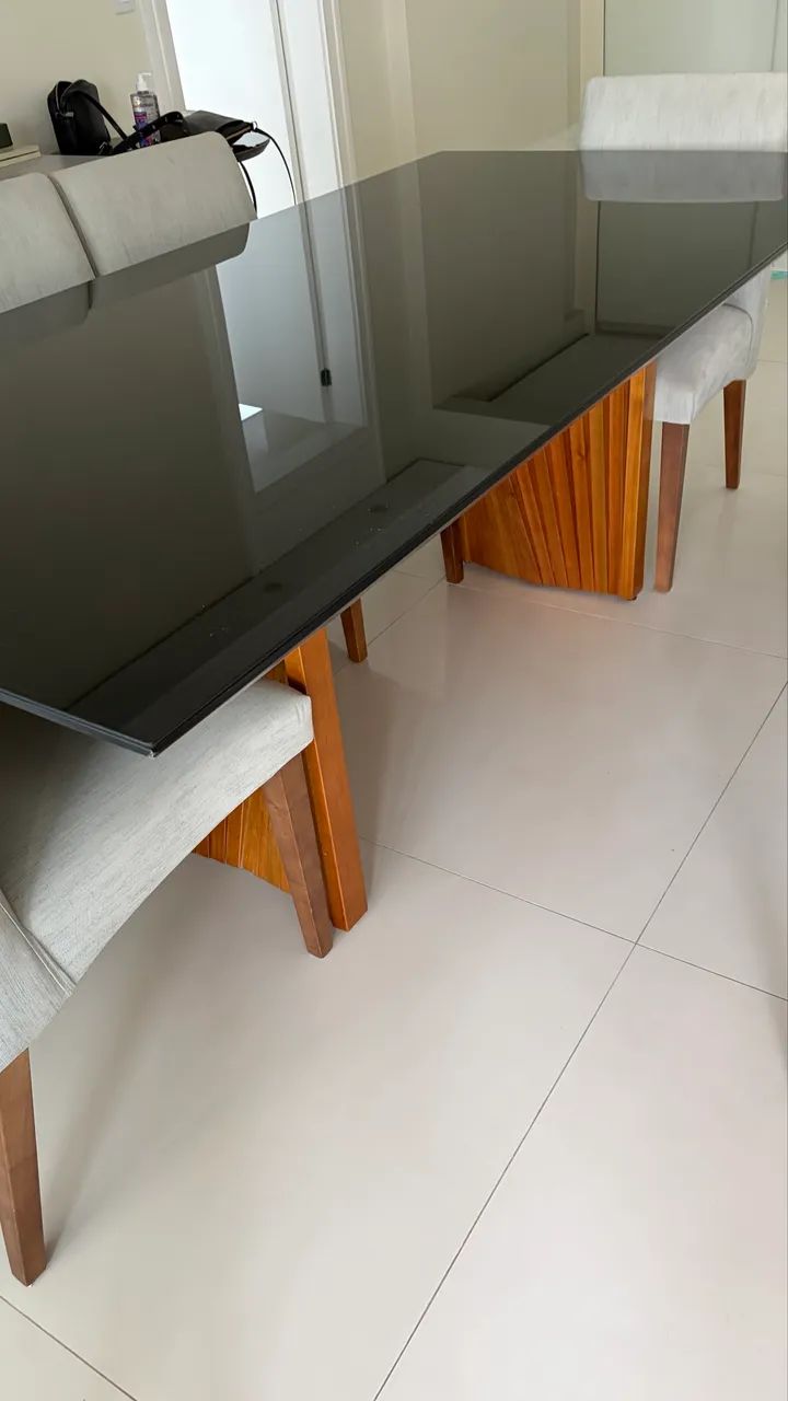 Mesa com tampo em vidro, pés de madeira e com 6 cadeiras  - Foto 2