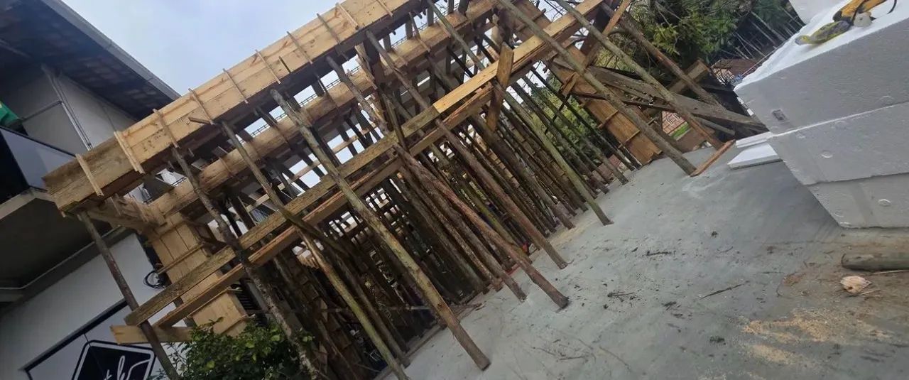 Doação de escoras de eucalipto usadas uma única vez - Foto 2