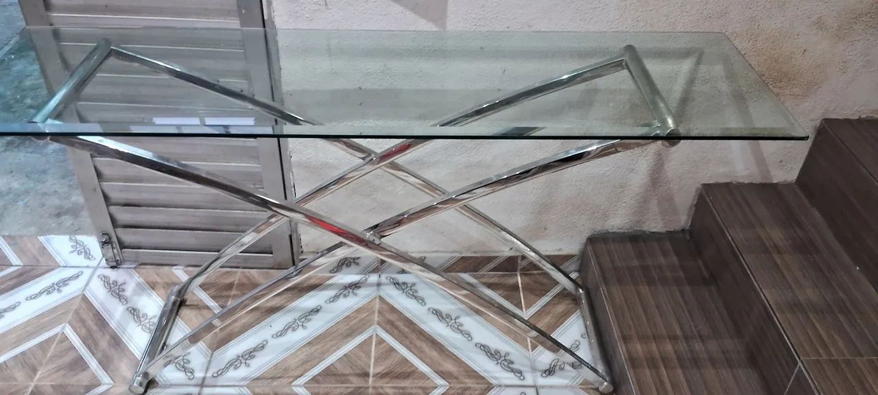 Aparador de vidro com base inox 