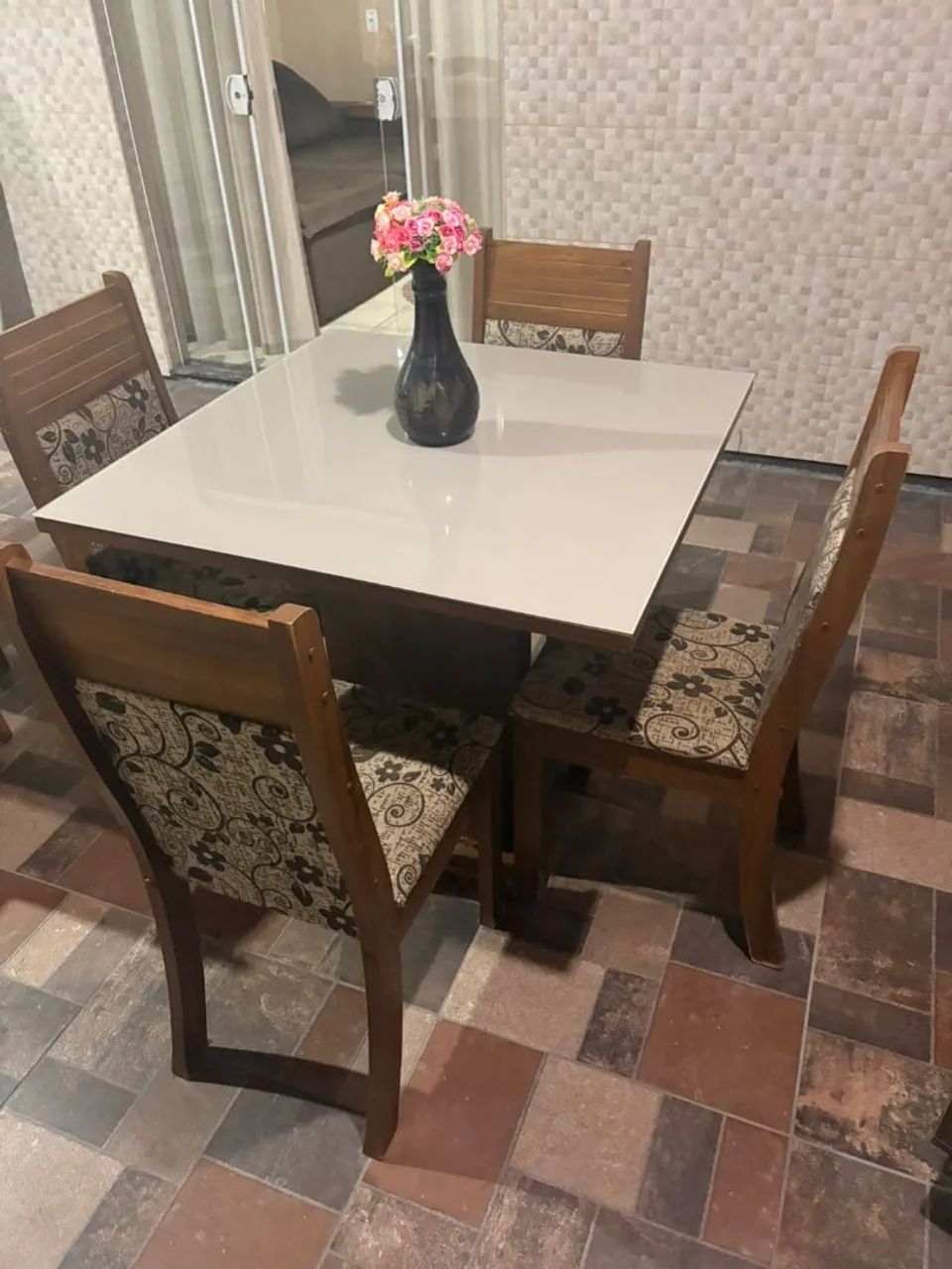 Linda mesa com 4 cadeiras  - Foto 2