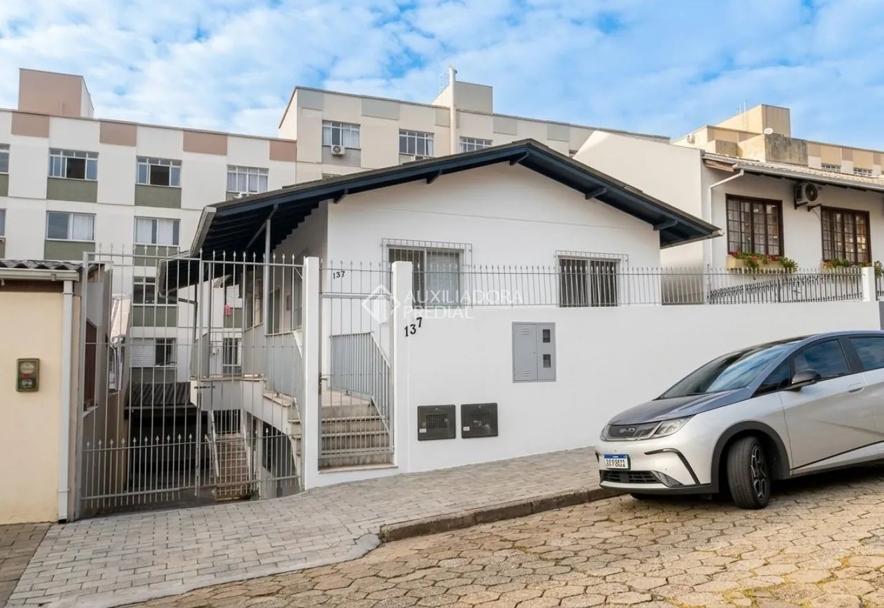 Casa com 8 Quartos e 4 Vagas na Trindade | Próxima à UFSC e Excelente para Investimento - Foto 2