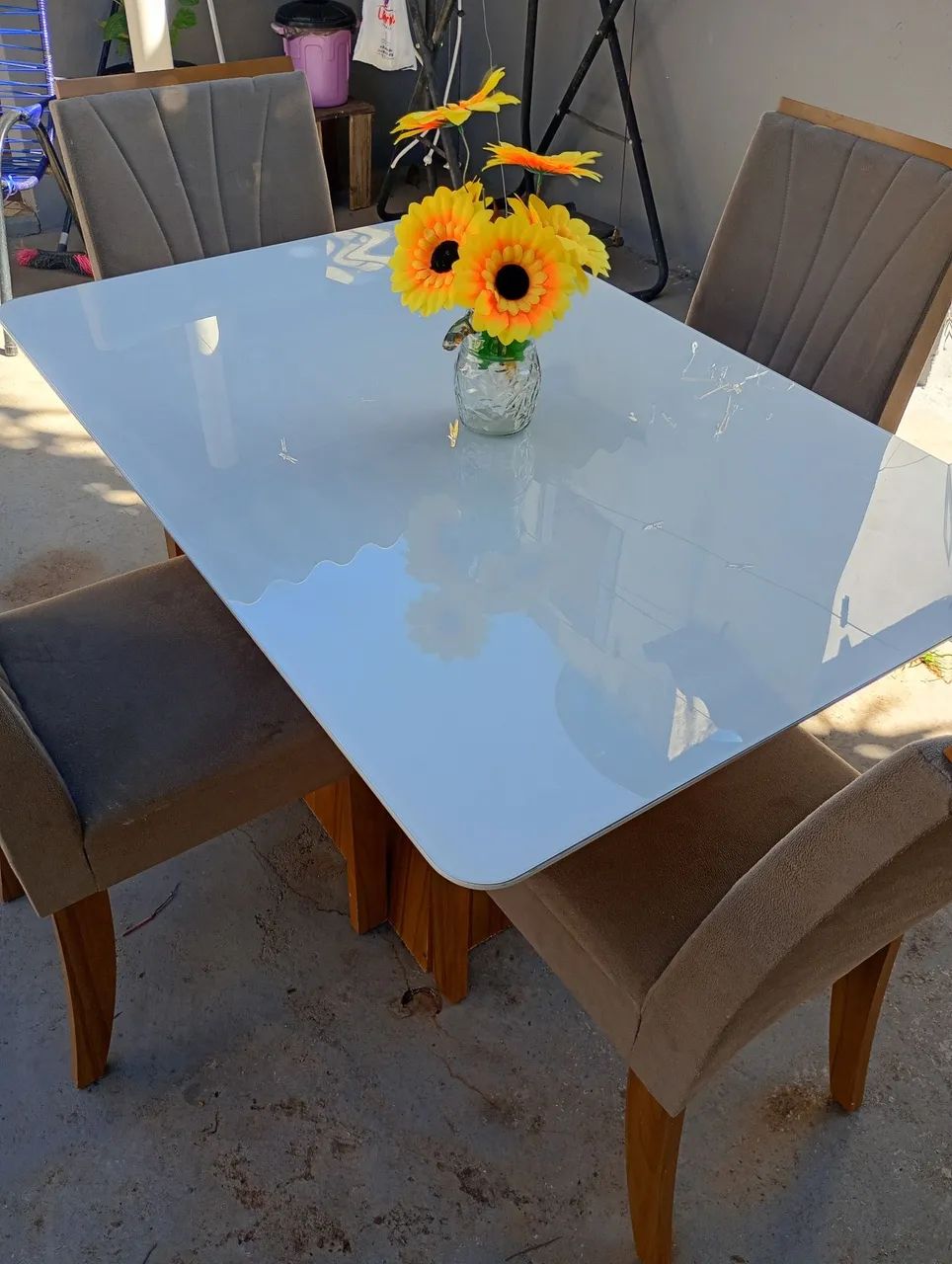 Mesa com tampo de vidro e 4 cadeiras bem conservadas entrego  - Foto 3