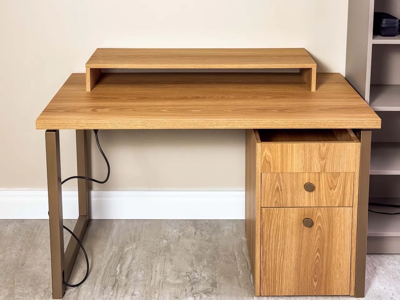 Mesa com gaveteiro