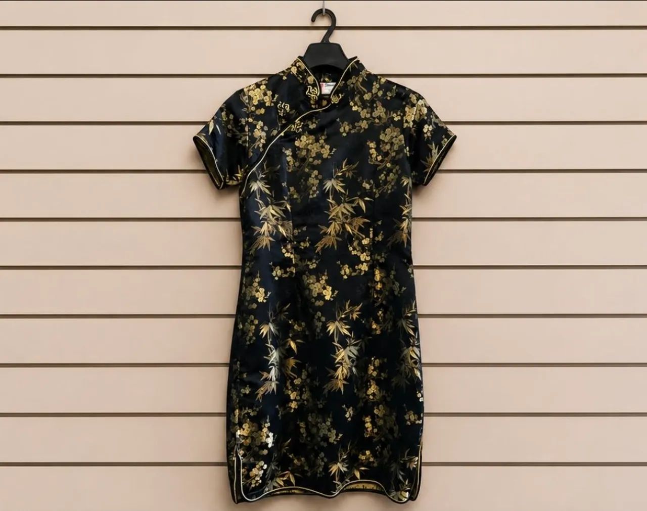 Vestido estilo japonês preto com dourado