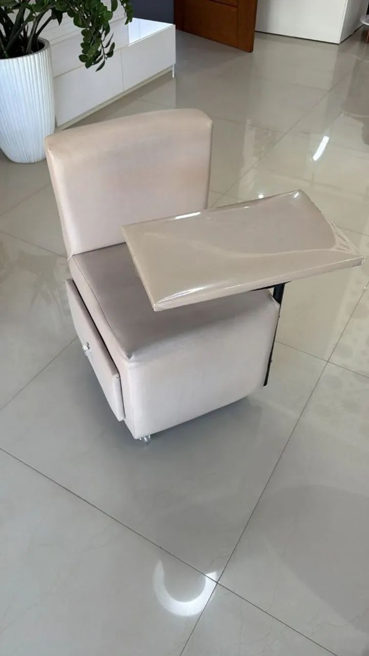 Poltrona manicure estofada seminova 