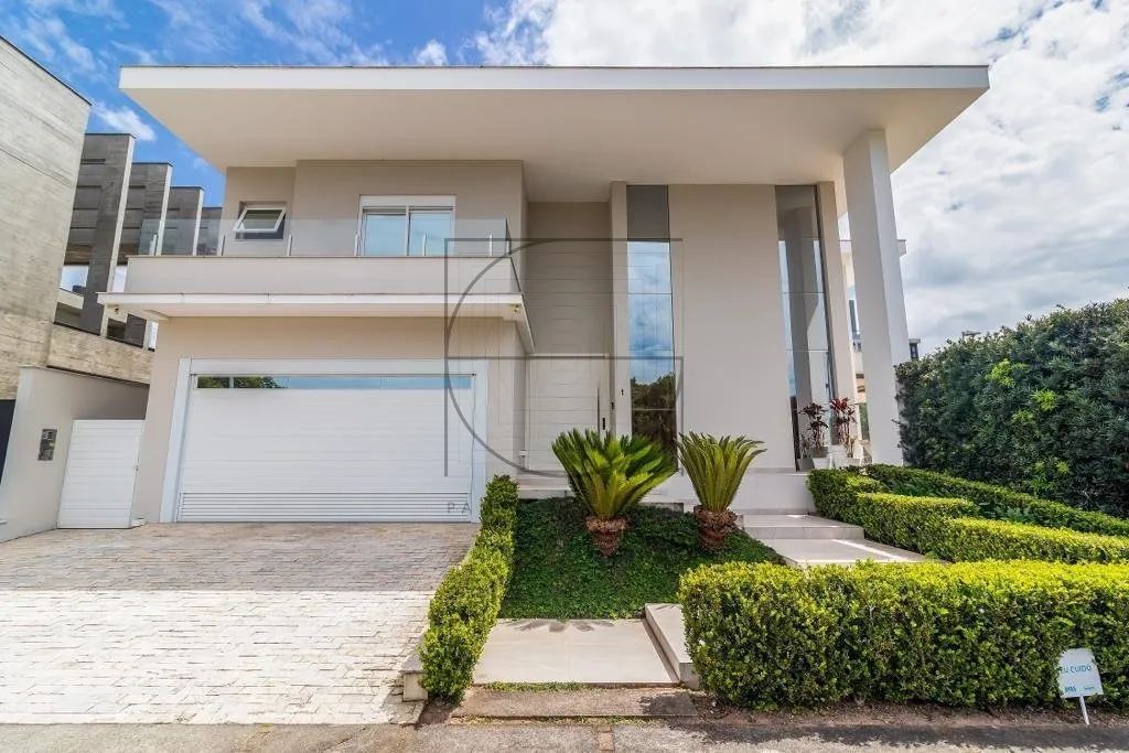 Casa com 5 suítes e com 5 dormitórios e 6 banheiros