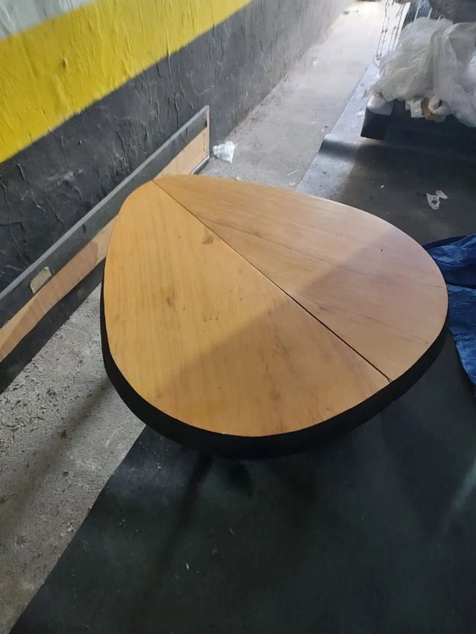 Mesa de centro Cayman de madeira maciça
