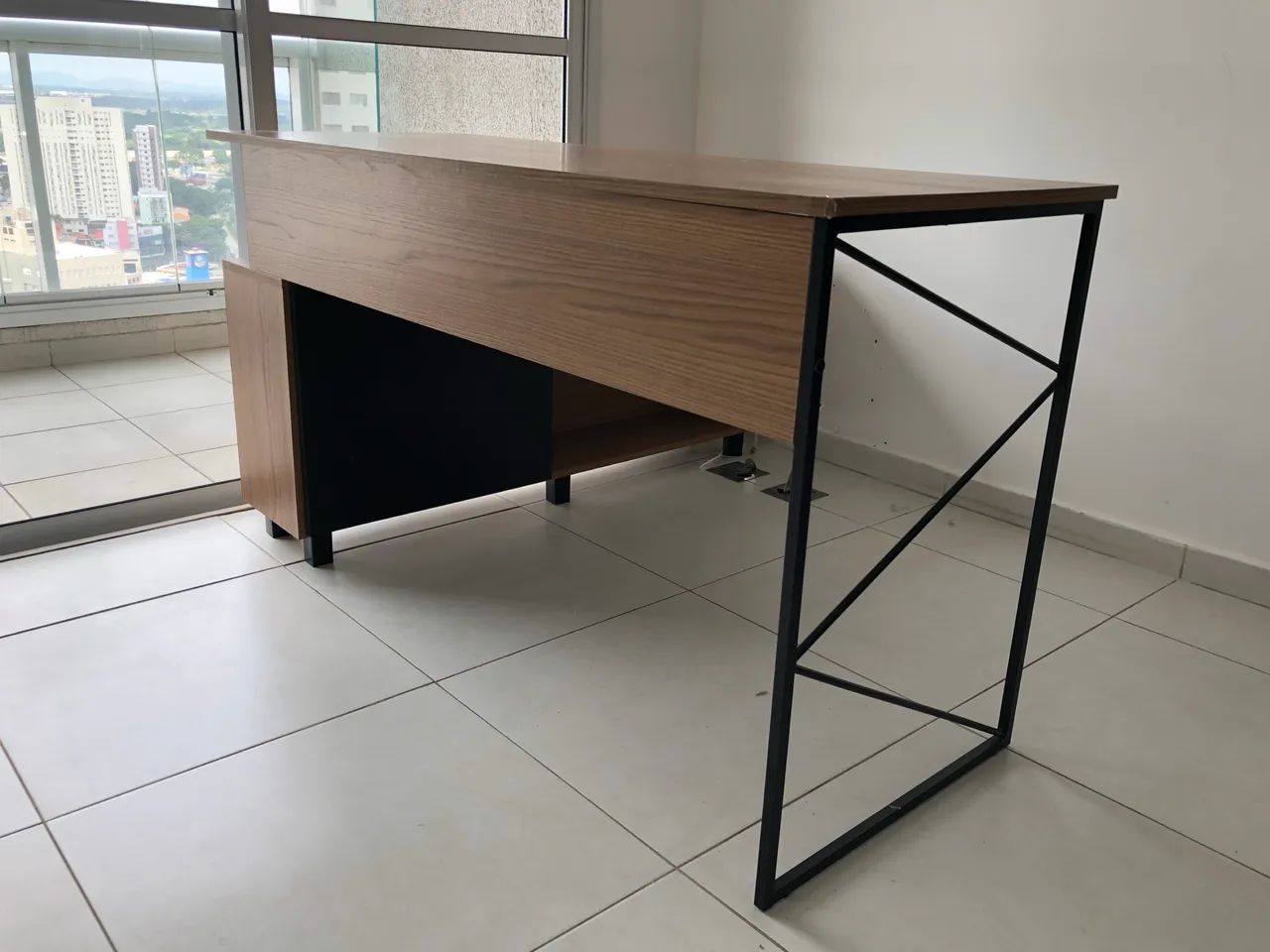 Escrivaninha semi nova 357,00 