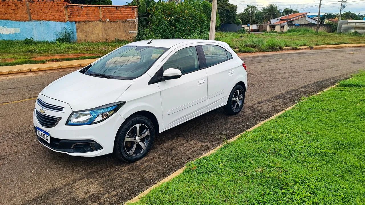 Chevrolet Onix Hatch LT 1.4 8V Flex Power Mec. 4P 2014 - Foto 2