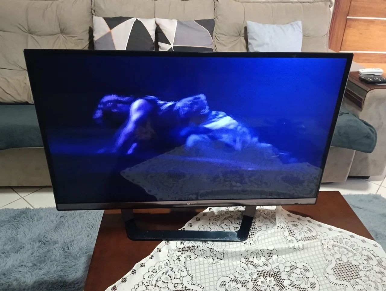 Smart TV LG 42" 3D + 6 óculos LG 3D e pen drive com 8 filmes 3D 