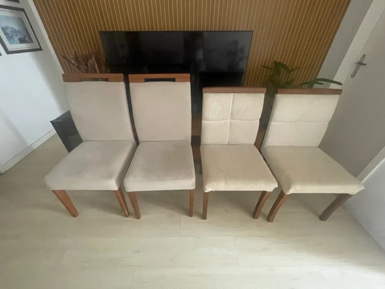Mesa em madeira com 04 cadeiras em tecidos - Foto 3