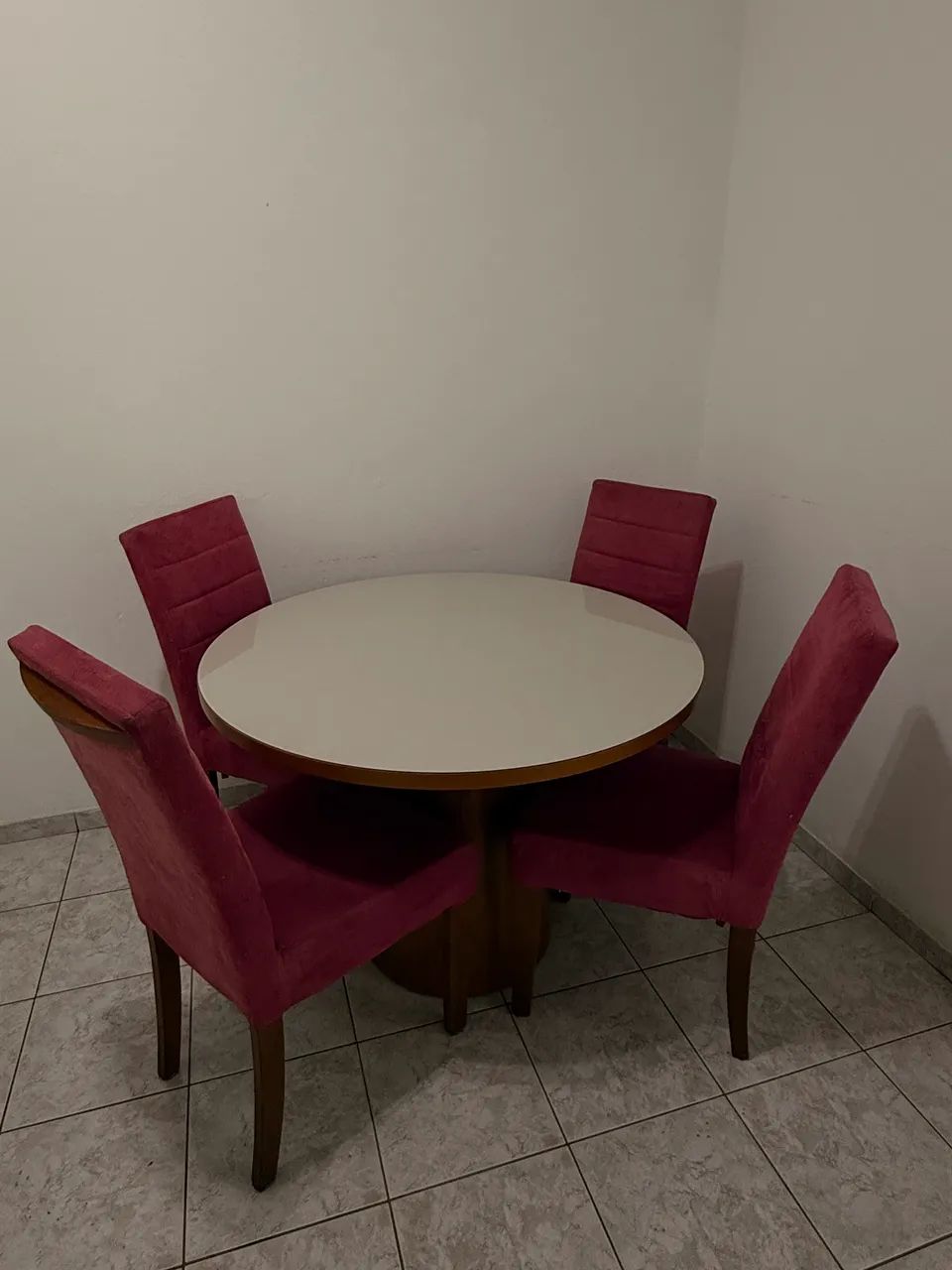 Vendo mesa de jantar com 4 cadeiras estofadas