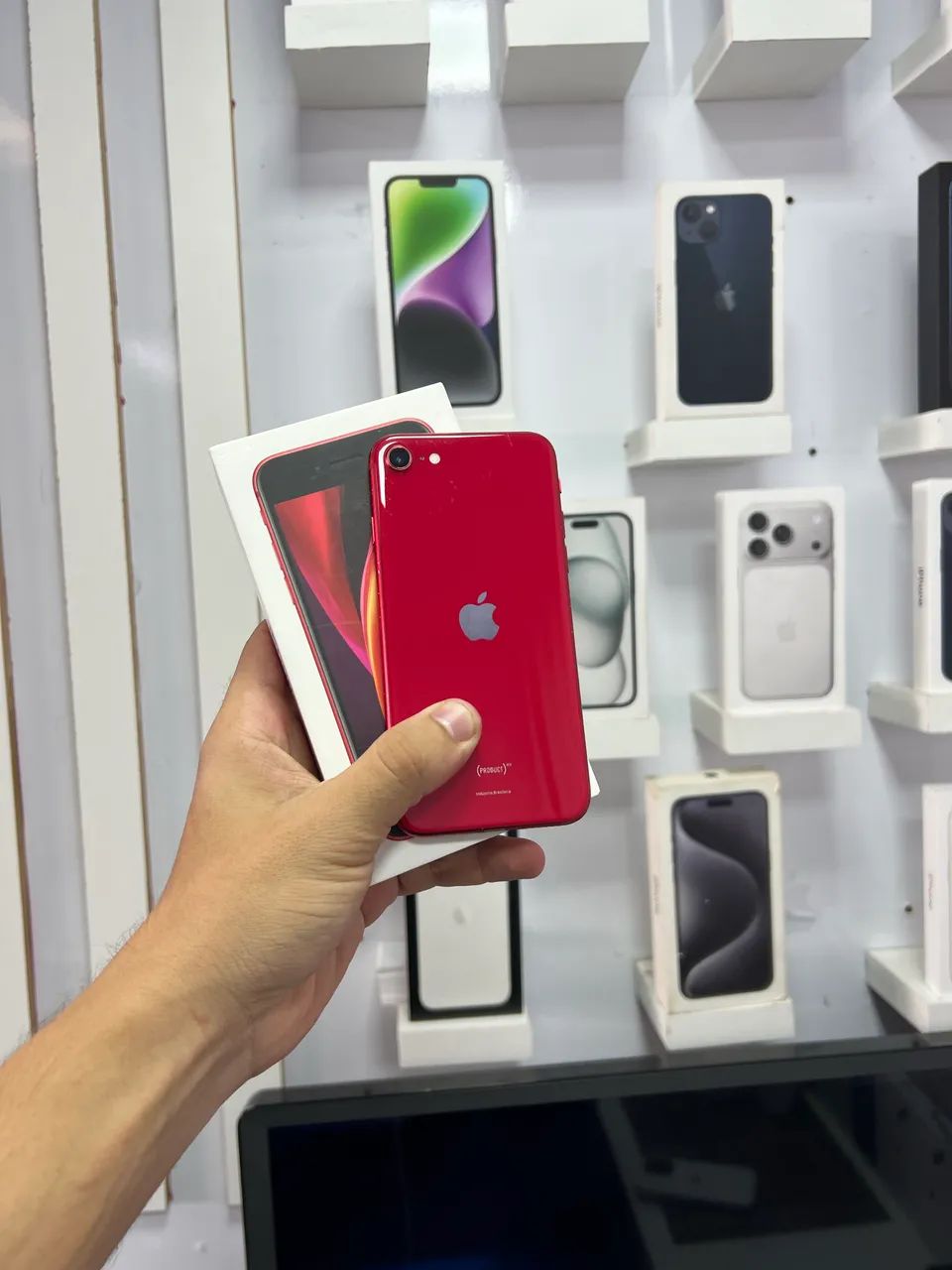 IPhone SE 2020 64GB (vermelho) - Foto 2
