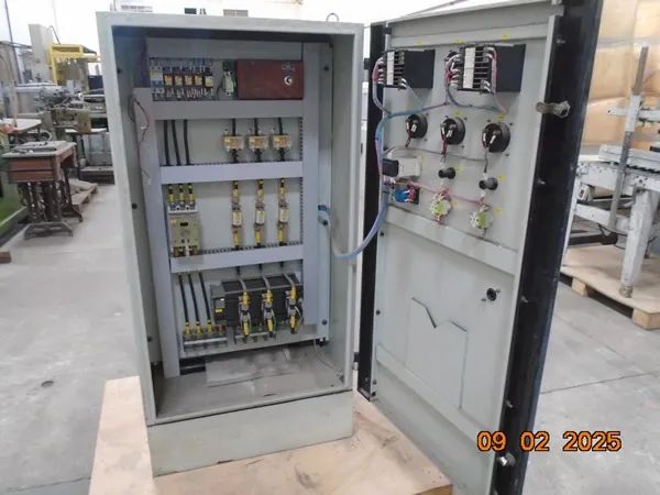 Painel elétrico com componentes - 0364962162682241120