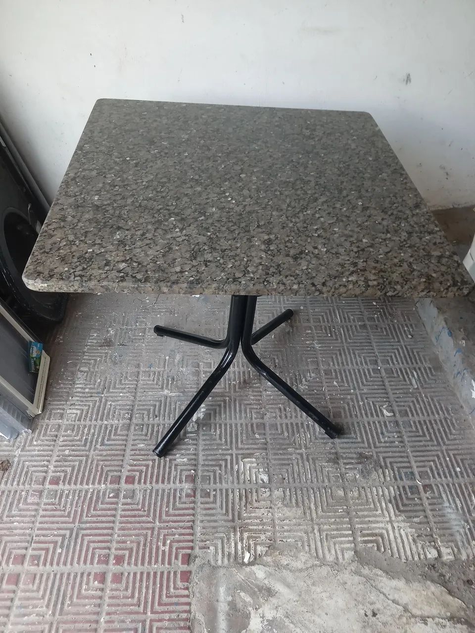 VENDO UMA MESA DE MARMORE QUADRADA SO A MESA SO