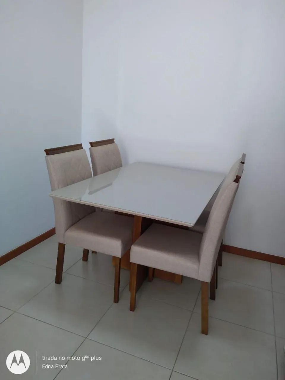 Mesa de madeira e vidro off white grátis 2 cadeiras