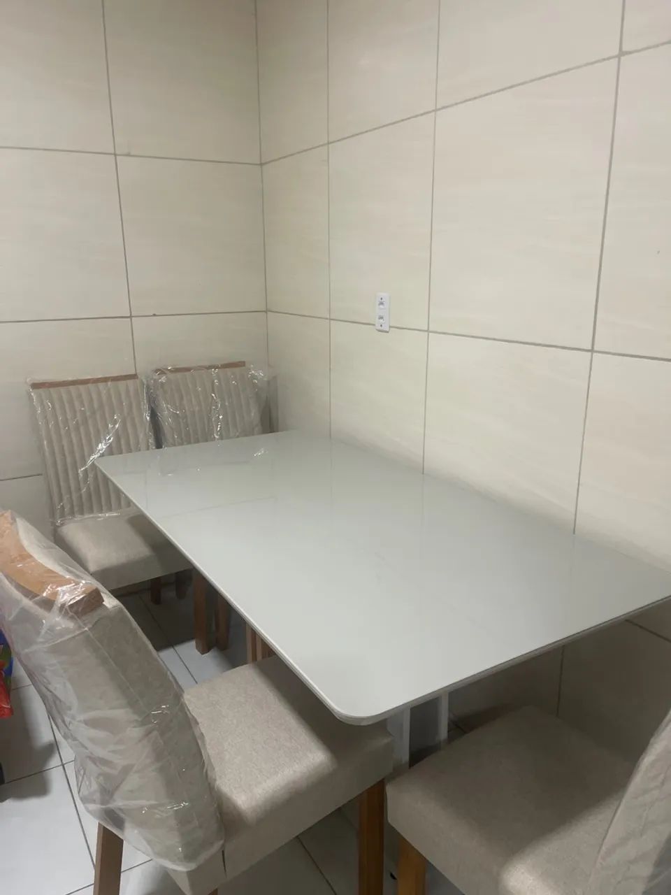 Mesa com tampo de vidro 6 cadeiras 