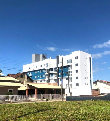 Apartamento em itaguaçu-sfs | 200 mts da praia | 01 suíte + 02 dormitórios