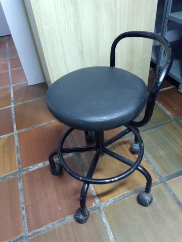 Banqueta com rodízios