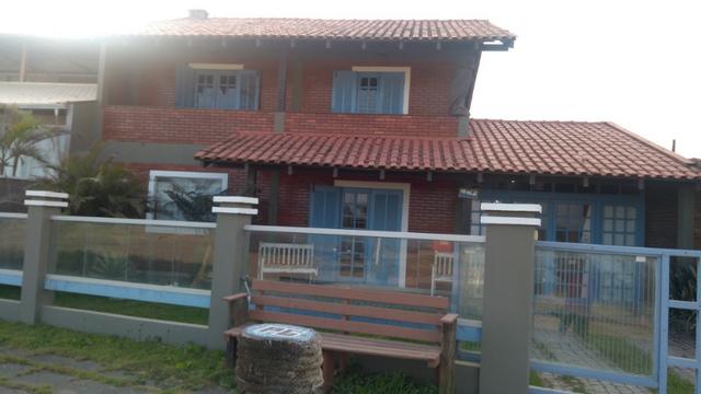 Sobrado Enseada frente para o mar com piscina